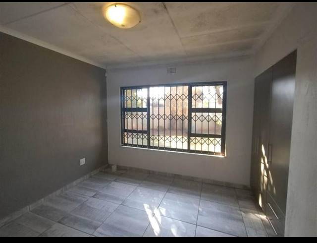 4 BEDROOM HOUSE FOR SALE IN DAWN PARK EXT